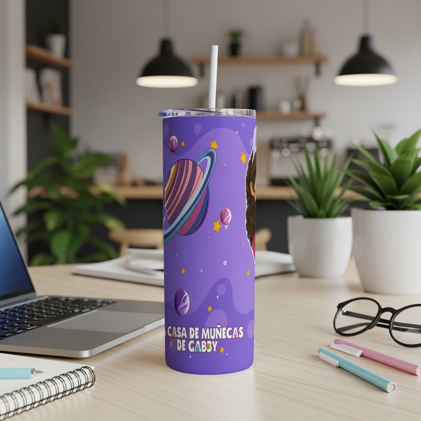 Purple tumbler with planets and cartoon characters, "Casa de Muñecas de Gabby".